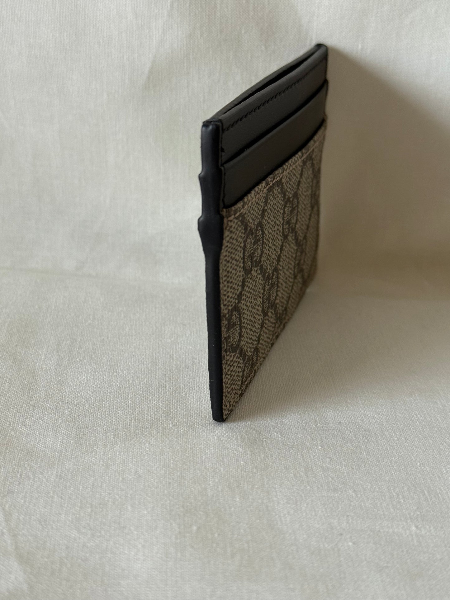 Gucci GG Supreme Monogram Calfskin Cardholder in Beige & Black