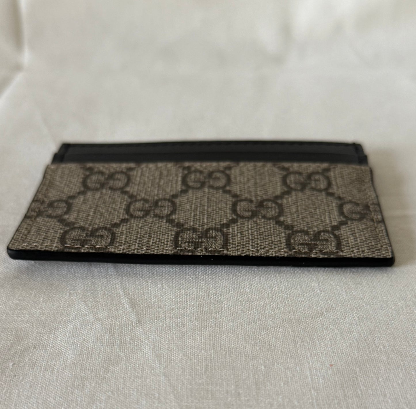 Gucci GG Supreme Monogram Calfskin Cardholder in Beige & Black