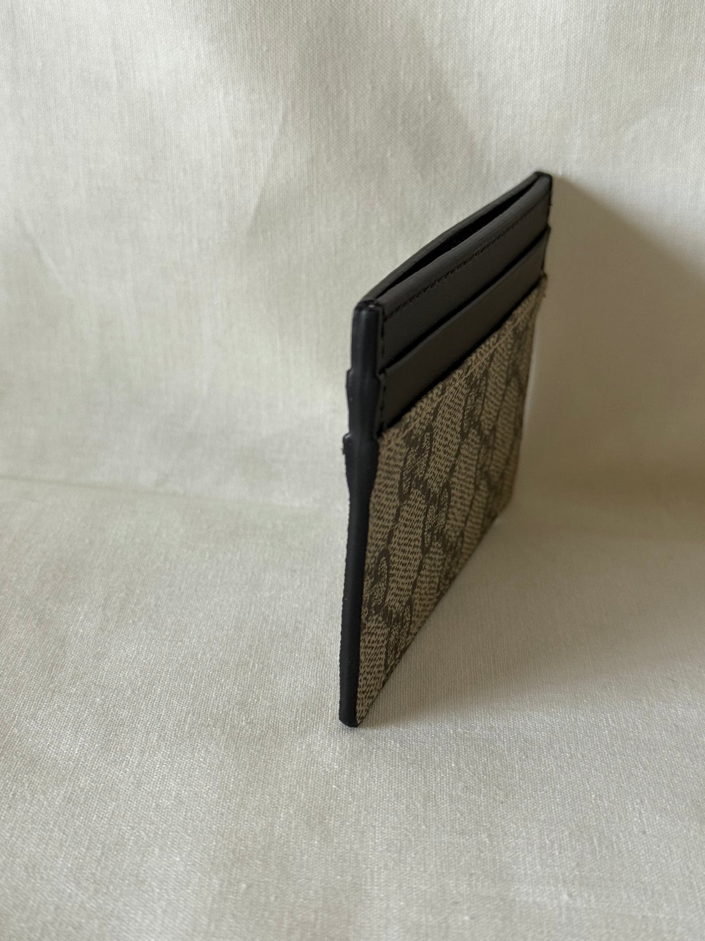Gucci GG Supreme Monogram Calfskin Cardholder in Beige & Black