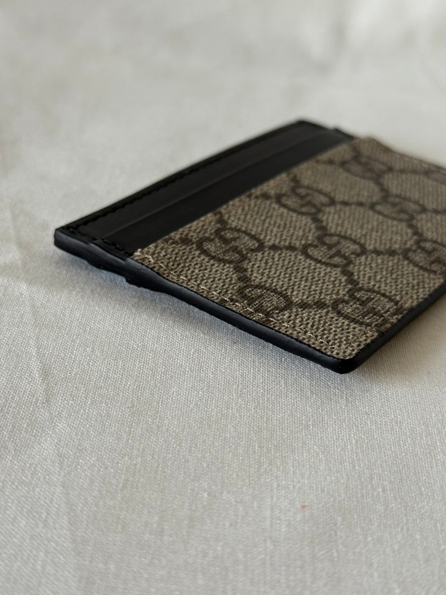 Gucci GG Supreme Monogram Calfskin Cardholder in Beige & Black
