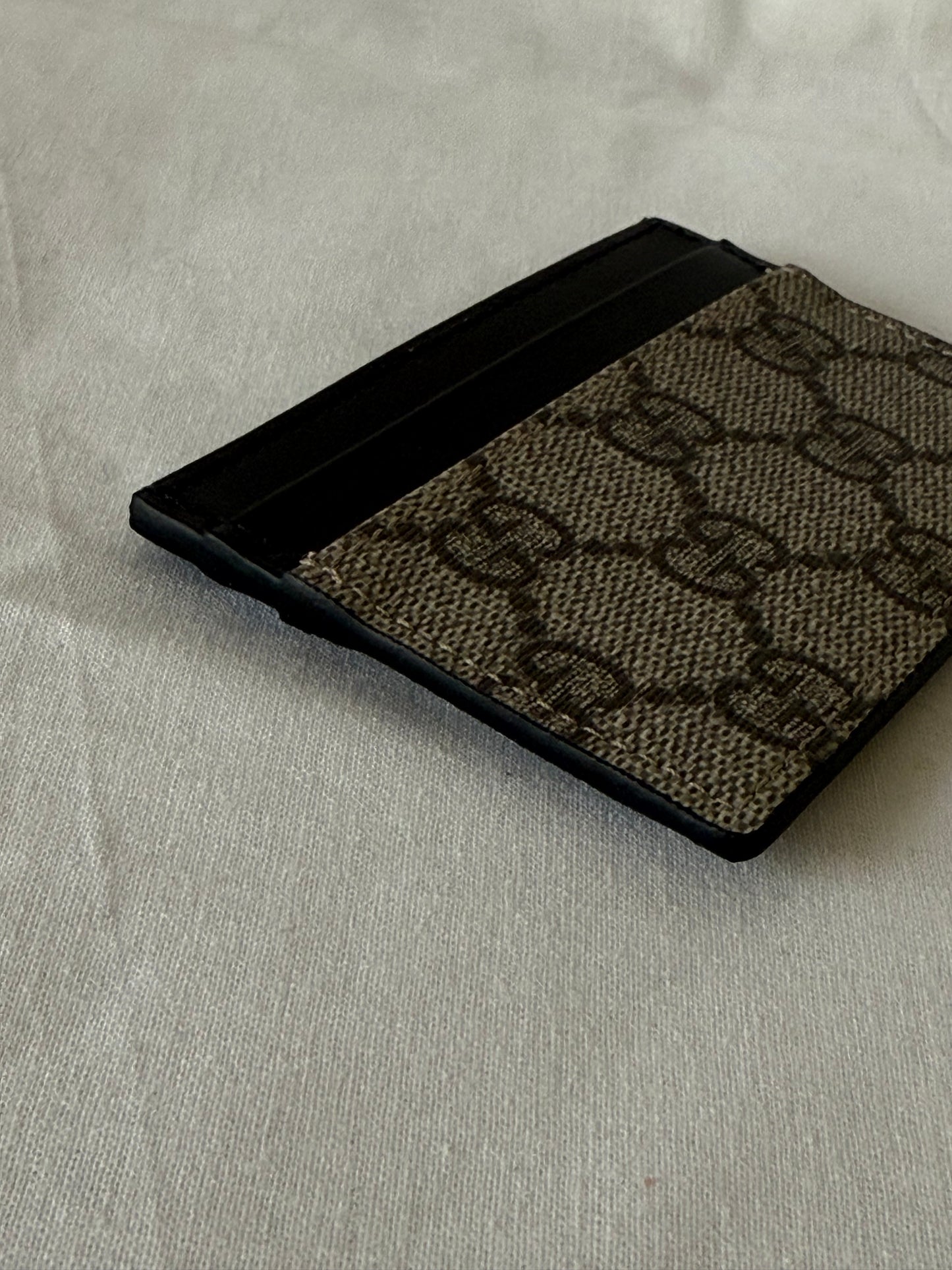 Gucci GG Supreme Monogram Calfskin Cardholder in Beige & Black