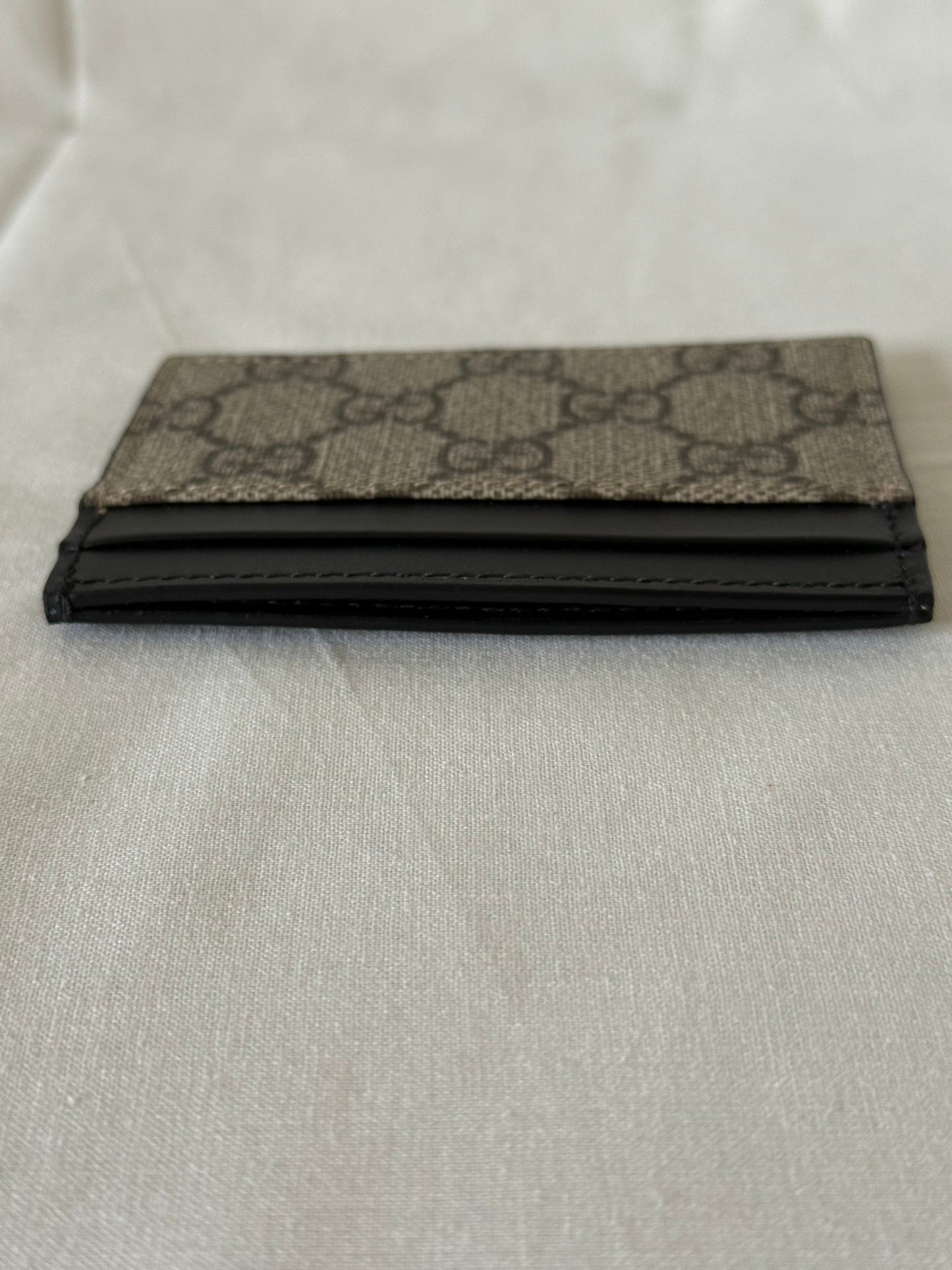 Gucci GG Supreme Monogram Calfskin Cardholder in Beige & Black