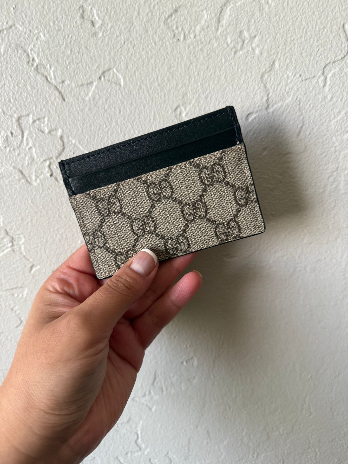 Gucci GG Supreme Monogram Calfskin Cardholder in Beige & Black